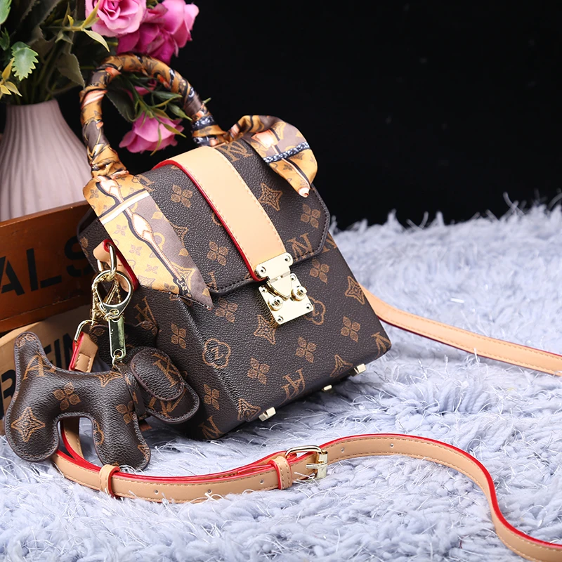 100% Genuine Leather Retro Mini Phone Bags 2021 New Printing Silk Scarf All-match One-shoulder Messenger Square Bag Luis Vitton
100% Genuine Leather Retro Mini Phone Bags 2021 New Printing Silk Scarf All-match One-shoulder Messenger Square Bag Luis Vitton