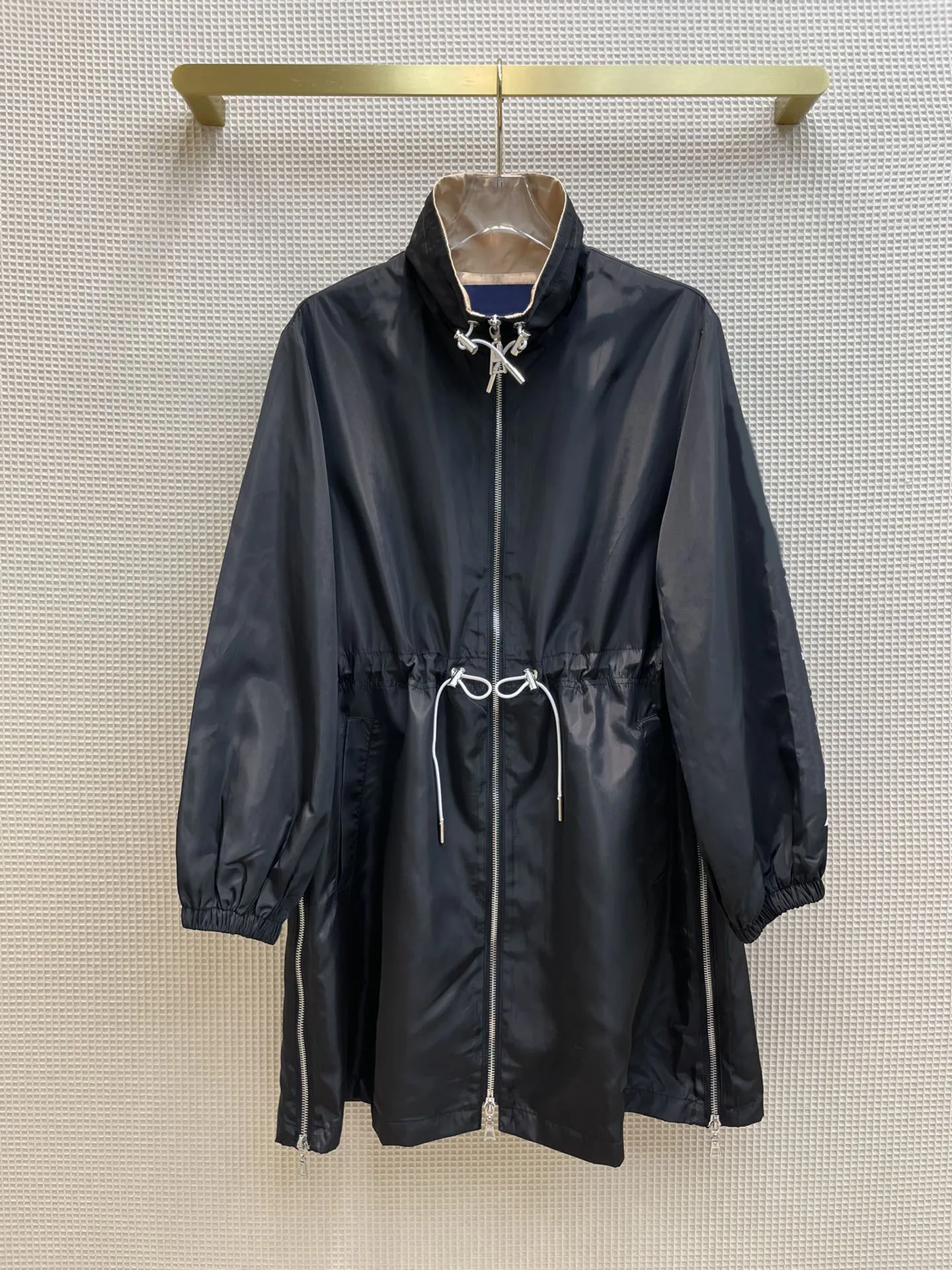 Luxury Brand Zipper Trench Coat Women Autumn 2021 Top Quality Elastic Cuffs Drawstring Waist Coat Letter Print Black Trench Coat
Luxury Brand Zipper Trench Coat Women Autumn 2021 Top Quality Elastic Cuffs Drawstring Waist Coat Letter Print Black Trench Coat