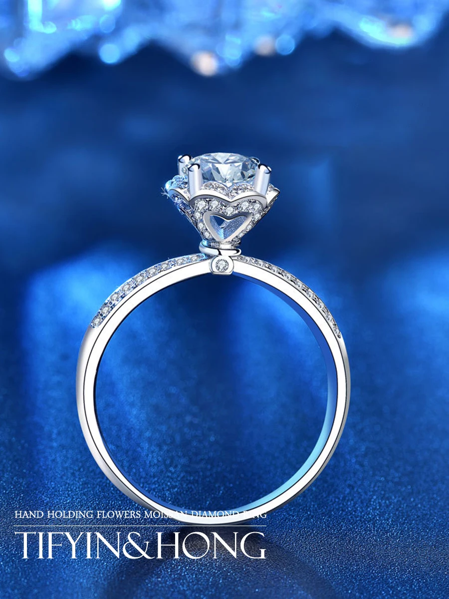 2021 trendy round diamond hand holding flower ring Mo Sangshi solid color romantic ring postage free Sterling Silver 925 men's a
2021 trendy round diamond hand holding flower ring Mo Sangshi solid color romantic ring postage free Sterling Silver 925 men's a