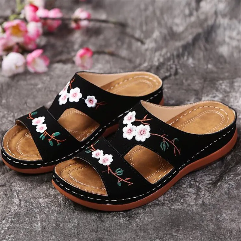 Large size women sandals 2021 summer new womens shoes fashion casual slope heel slippers women platform sandal breathable slides
Large size women sandals 2021 summer new womens shoes fashion casual slope heel slippers women platform sandal breathable slides