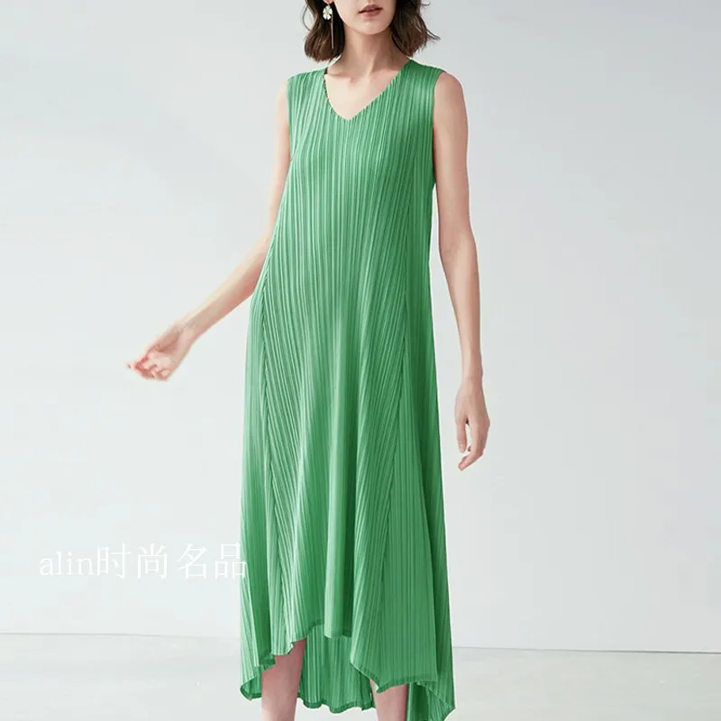 Miyake pleated women dress summer 2021 new large size loose long skirt elegant V-neck sleeveless black dress
Miyake pleated women dress summer 2021 new large size loose long skirt elegant V-neck sleeveless black dress