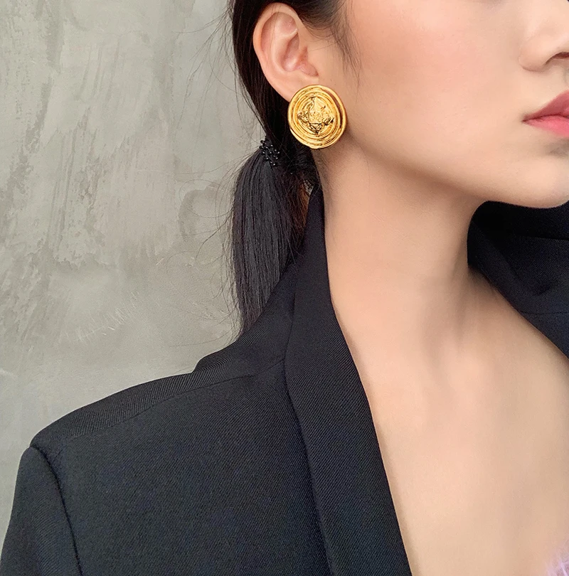 European And American Gold Retro Metal Button Earrings Woman Simple Temperament Personality French 925 Silver Needle Earrings
European And American Gold Retro Metal Button Earrings Woman Simple Temperament Personality French 925 Silver Needle Earrings