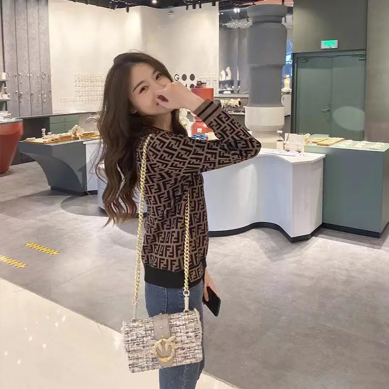 T-shirt long sleeve 2021 new spring and summer top, versatile and slim classic double f-letter sweater T-shirt
T-shirt long sleeve 2021 new spring and summer top, versatile and slim classic double f-letter sweater T-shirt