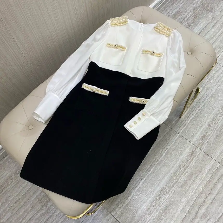 Новое осенне-зимнее платье-трапеция контрастных цветов с украшением из жемчуга 
Новое осенне-зимнее платье-трапеция контрастных цветов с украшением из жемчуга