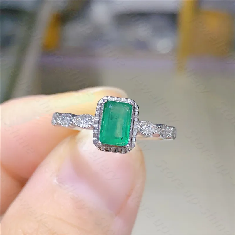 Natural emerald ring 925 silver ladies ring luxurious atmosphere dignified and elegant 
Natural emerald ring 925 silver ladies ring luxurious atmosphere dignified and elegant