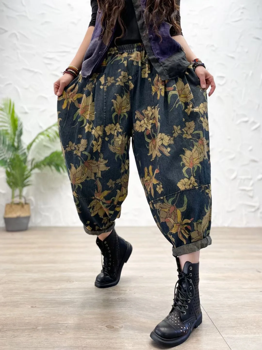Spring 2021 new ethnic print loose large size elastic waist jeans elastic waist large version old pants
Spring 2021 new ethnic print loose large size elastic waist jeans elastic waist large version old pants