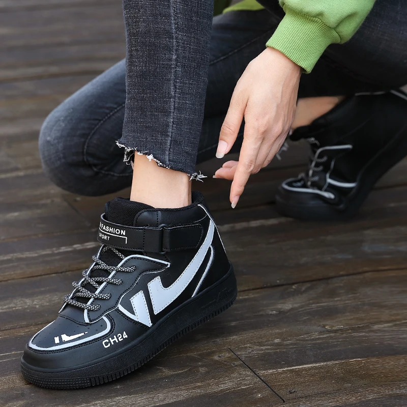 Women Men Fashion Casual Flat Shoes Hightop Sneaker Air Force Series Shoe High Quality Walking Skateboard Reflective Travel Shoe
Women Men Fashion Casual Flat Shoes Hightop Sneaker Air Force Series Shoe High Quality Walking Skateboard Reflective Travel Shoe