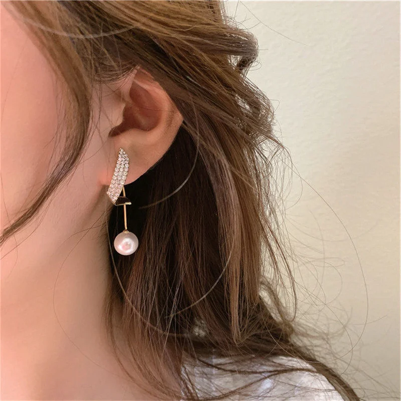 A Two-Wear Zircon Pearl Twisted Earrings Women's Fashion Trend Wild Temperament Pendant Earrings Party Banquet Friends Gift
A Two-Wear Zircon Pearl Twisted Earrings Women's Fashion Trend Wild Temperament Pendant Earrings Party Banquet Friends Gift