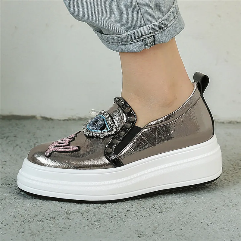 New Leather Platform Heel Loafers Rhinestone Rivet Embroidery Flats Single Shoes High Quality Fashion Spring Autumn Women
New Leather Platform Heel Loafers Rhinestone Rivet Embroidery Flats Single Shoes High Quality Fashion Spring Autumn Women