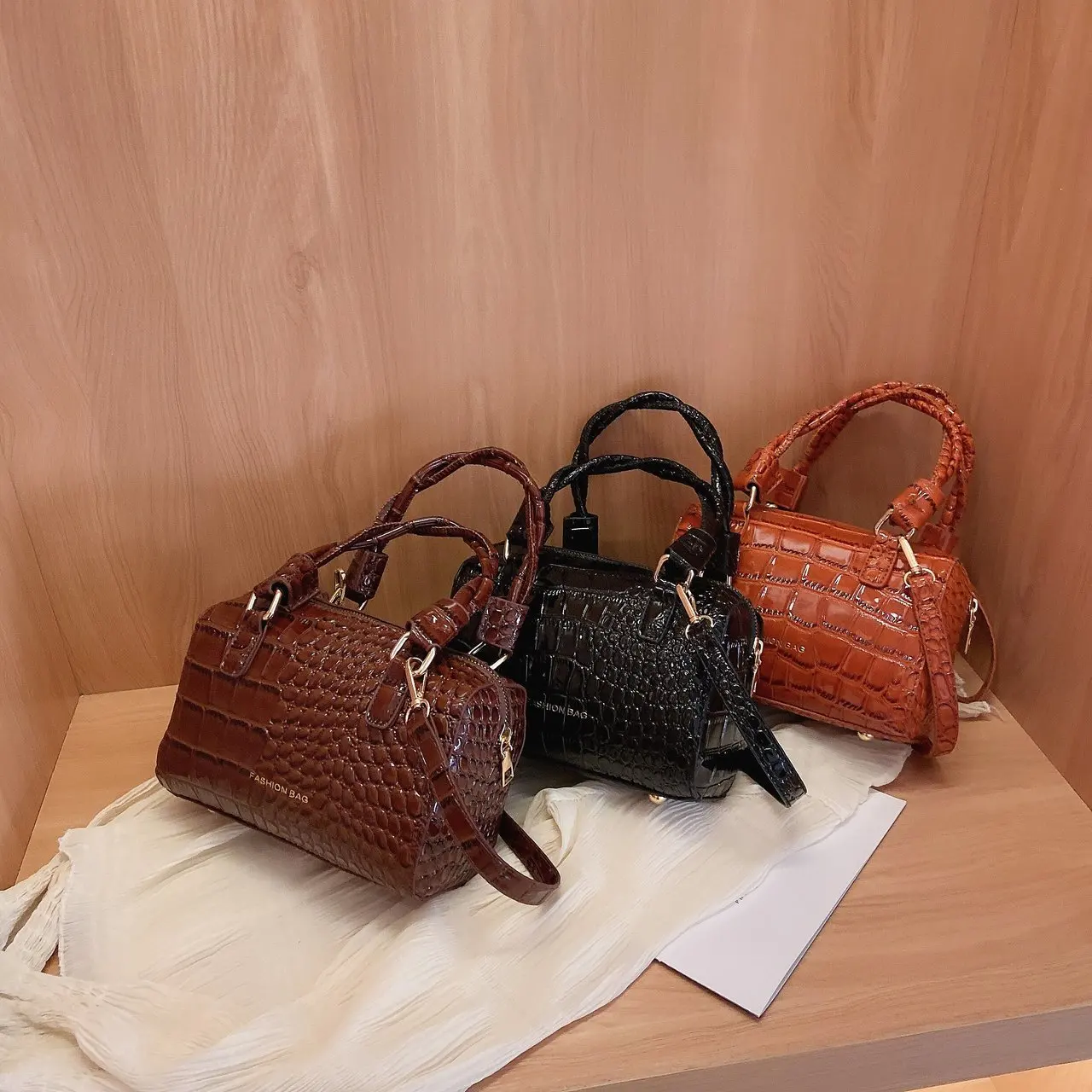 Роскошная дизайнерская миниатюрная сумка Boston в виде подушки, 2021, Модные Качественные кожаные женские сумки-тоуты с крокодиловым узором, сум... 
Роскошная дизайнерская миниатюрная сумка Boston в виде подушки, 2021, Модные Качественные кожаные женские сумки-тоуты с крокодиловым узором, сум...