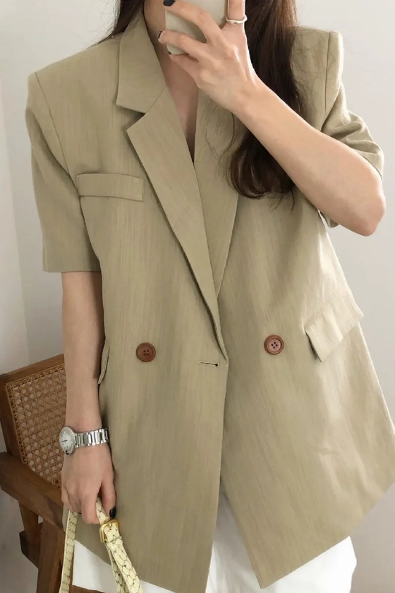 Korea chic simple white suit collar short coat loose wild summer short-sleeved two-button commuter top women
Korea chic simple white suit collar short coat loose wild summer short-sleeved two-button commuter top women