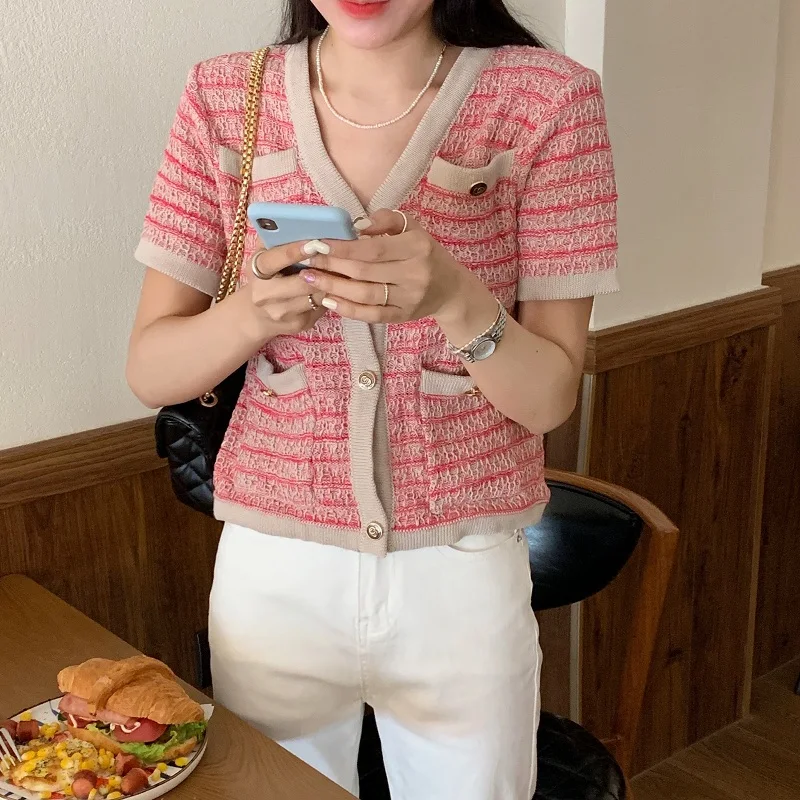 2021 Summer Korea Chic Hit Color Knit Cardigans Sweater Women Vintage Short Sleeve Casual Fashion Top Femme
2021 Summer Korea Chic Hit Color Knit Cardigans Sweater Women Vintage Short Sleeve Casual Fashion Top Femme