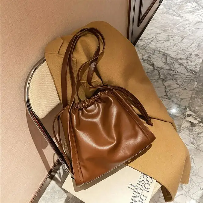 Маленькая сумка в стиле ретро, Индивидуальная сумка-мешок, нишевая дизайнерская текстурная женская сумка, сумка через плечо, натуральные су...
Маленькая сумка в стиле ретро, Индивидуальная сумка-мешок, нишевая дизайнерская текстурная женская сумка, сумка через плечо, натуральные су...