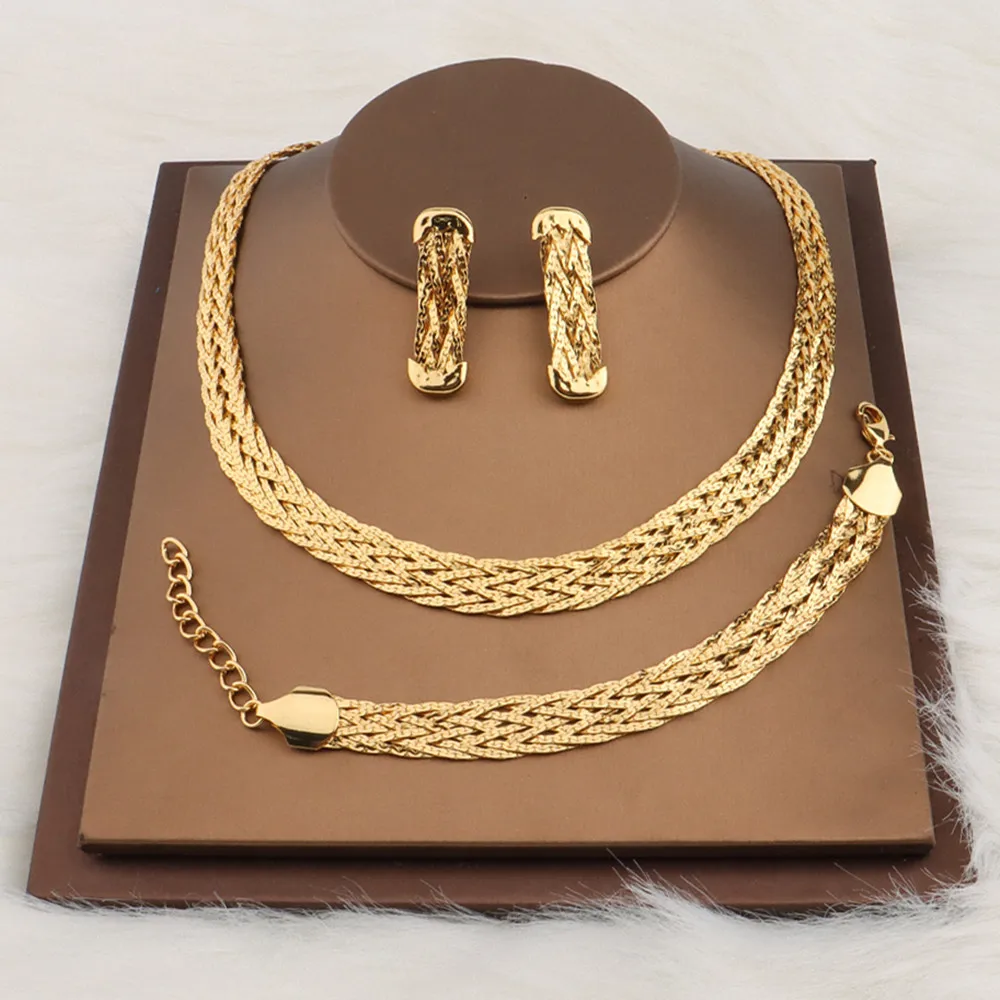 Africa Nigeria Jewelry Fashion Dubai Gold Jewelry Set Necklace Bracelet Earring Set Ladies Wedding Gift
Africa Nigeria Jewelry Fashion Dubai Gold Jewelry Set Necklace Bracelet Earring Set Ladies Wedding Gift