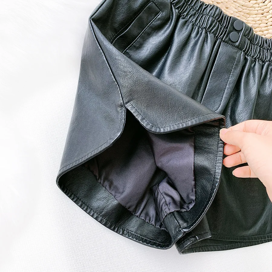 New autumn and winter wear leather shorts women's high waist slimming PU leather wide-leg pants versatile boots pants
New autumn and winter wear leather shorts women's high waist slimming PU leather wide-leg pants versatile boots pants