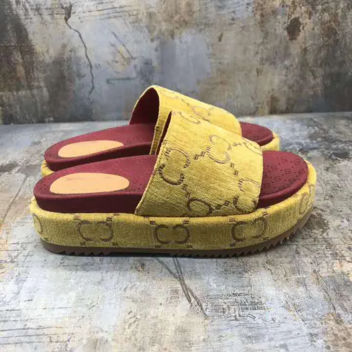 2021 summer new fashion sandals and slippers increase thick bottom fashion all-match casual embroidered one-word slippers
2021 summer new fashion sandals and slippers increase thick bottom fashion all-match casual embroidered one-word slippers