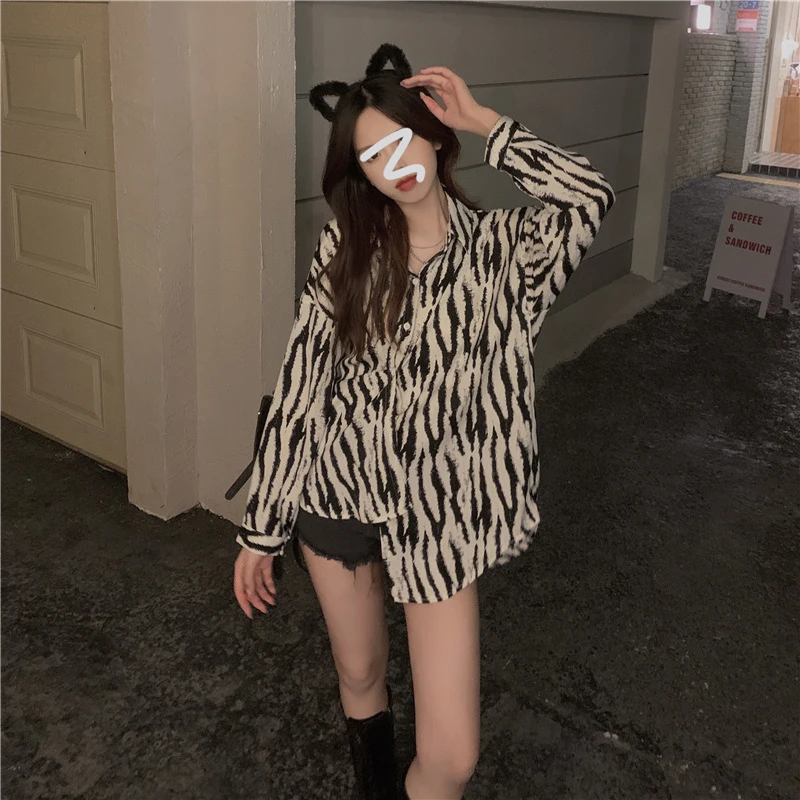 Female Clothing 2021 New Arrived Women Casual Shirt, Adults Loose Zebra-stripe Print Long Sleeve Turn down Collar Blouse
Female Clothing 2021 New Arrived Women Casual Shirt, Adults Loose Zebra-stripe Print Long Sleeve Turn down Collar Blouse