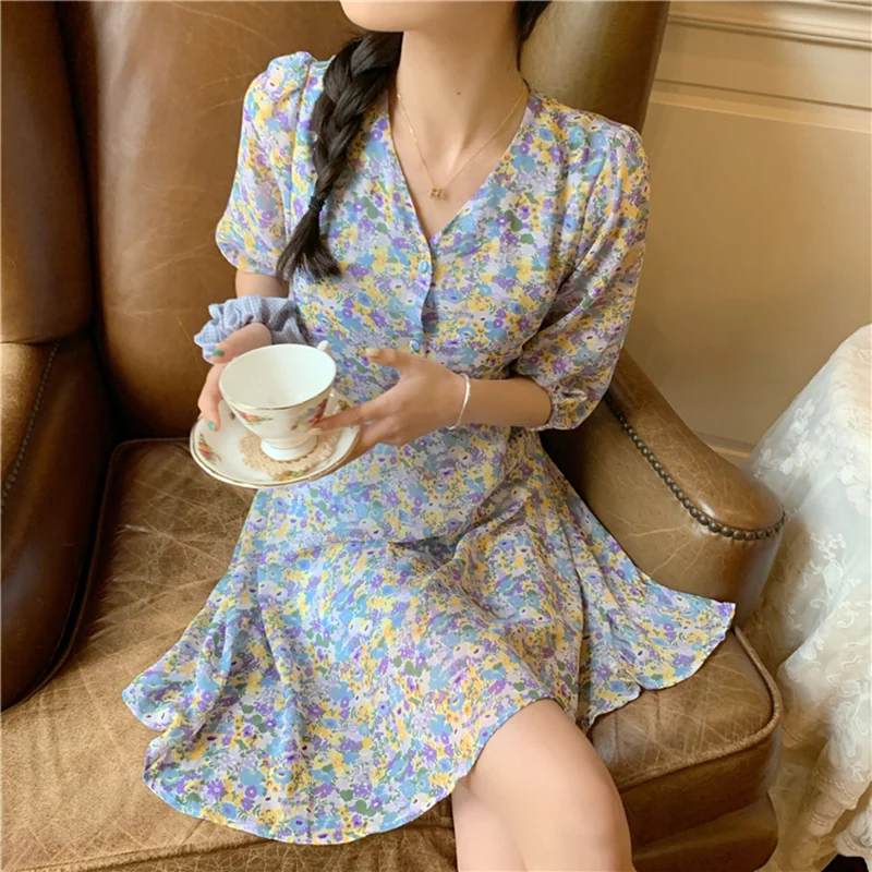 2021 New Floral Print Dress Summer Women V-Neck Waist Slim Chiffon Bubble Mid Sleeve Dress Ladies Polyester Knitted Skirt Female
2021 New Floral Print Dress Summer Women V-Neck Waist Slim Chiffon Bubble Mid Sleeve Dress Ladies Polyester Knitted Skirt Female