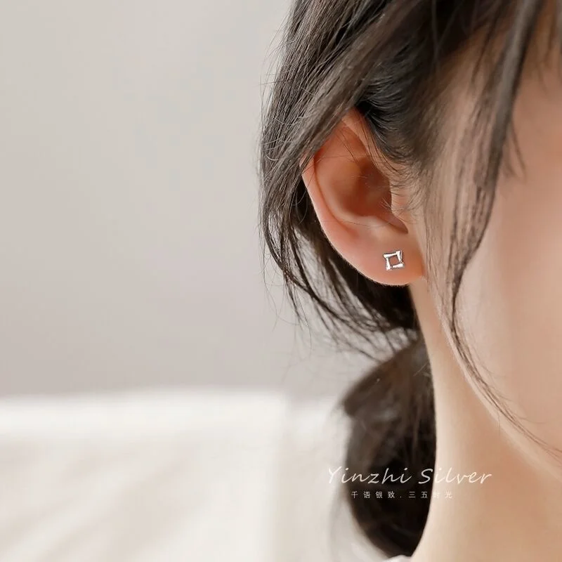 Silver needle Earrings women's small, exquisite and versatile 2021 new fashion minority design temperament Earrings high sense
Silver needle Earrings women's small, exquisite and versatile 2021 new fashion minority design temperament Earrings high sense