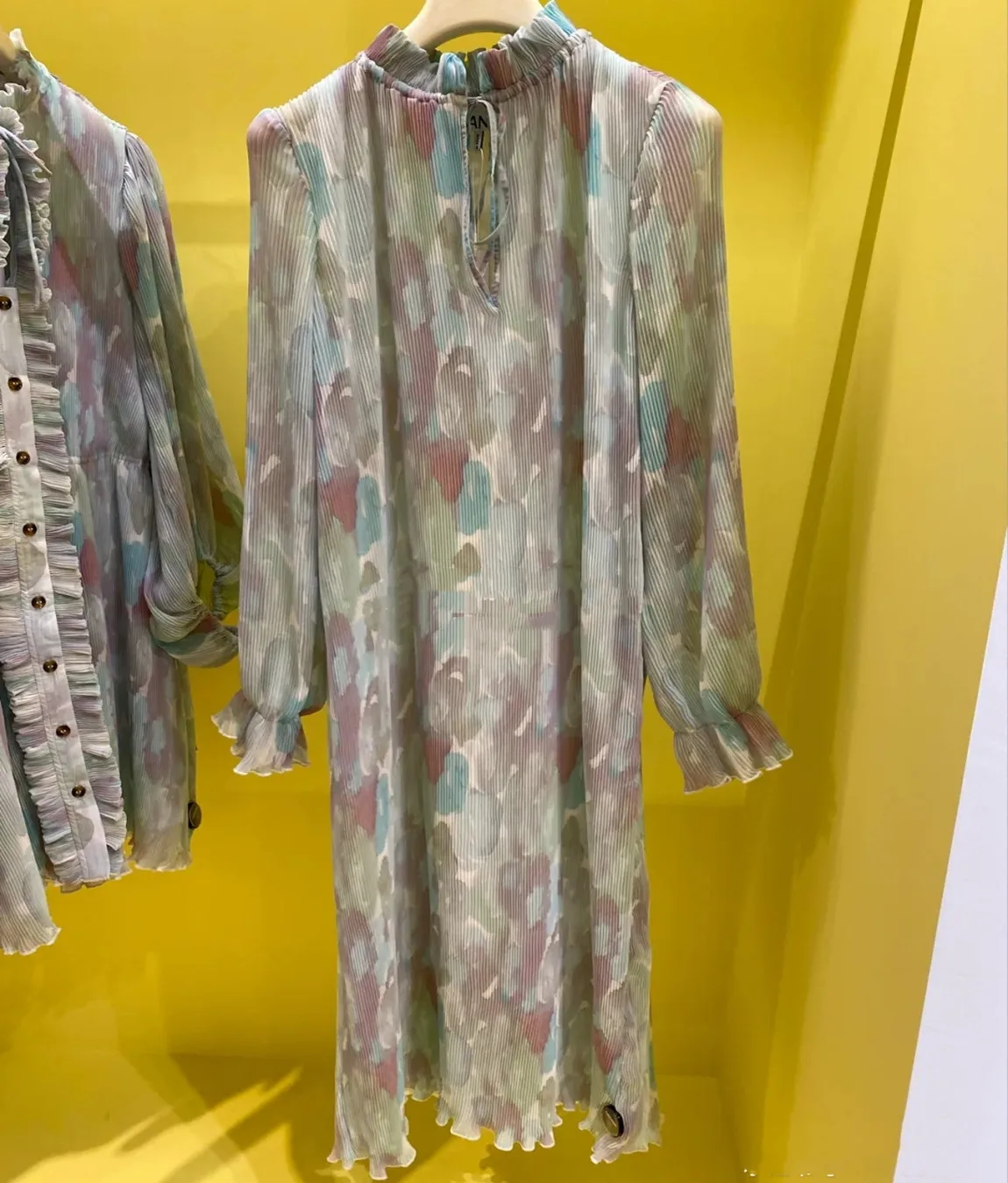 2021 spring new women's dress polyester multicolor halo dye ink painting printing Ruffle crimp long
2021 spring new women's dress polyester multicolor halo dye ink painting printing Ruffle crimp long