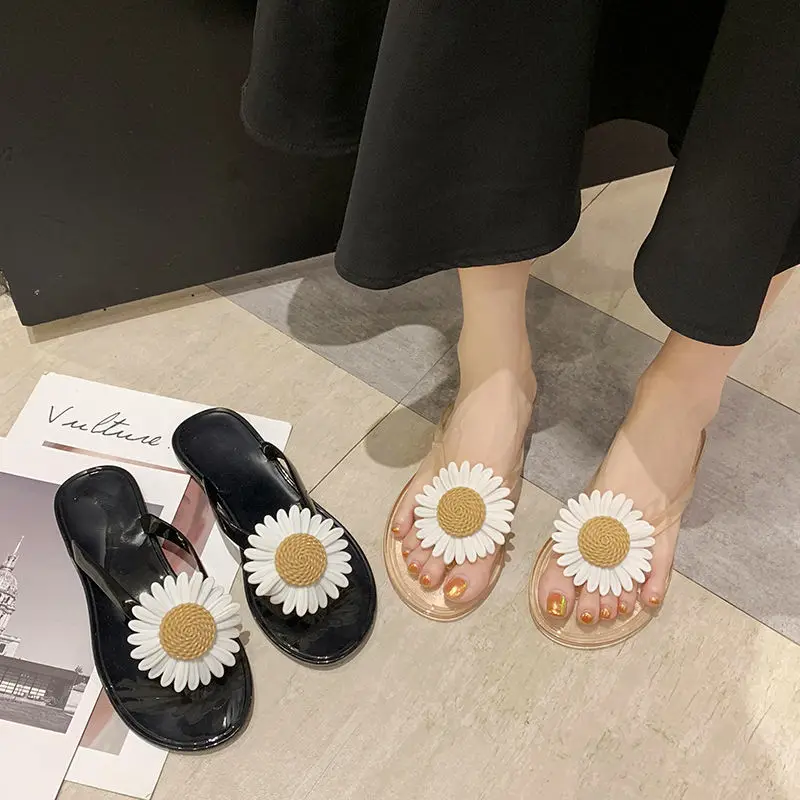 Flip-flops women's summer wear Korean version of small daisy all-match ladies flat-bottom trendy beach sandals and slippers
Flip-flops women's summer wear Korean version of small daisy all-match ladies flat-bottom trendy beach sandals and slippers