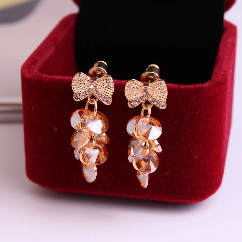 UNNAIER fashion personality Champagne gold Semi-precious stones grape Teardrop-shaped earring Female Bow Ear jewelry
UNNAIER fashion personality Champagne gold Semi-precious stones grape Teardrop-shaped earring Female Bow Ear jewelry