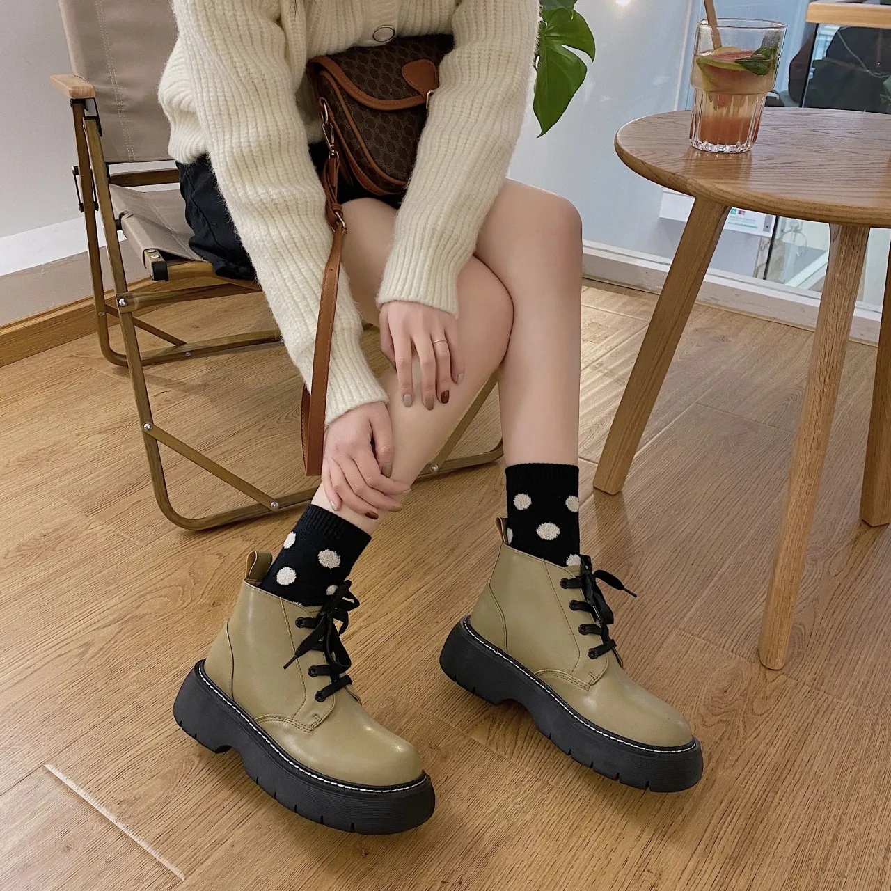 Martin Boots Women's Short Avocado Green British Style In Winter Of 2021, Small Leather Shoes And British Big Head Shoes.
Martin Boots Women's Short Avocado Green British Style In Winter Of 2021, Small Leather Shoes And British Big Head Shoes.