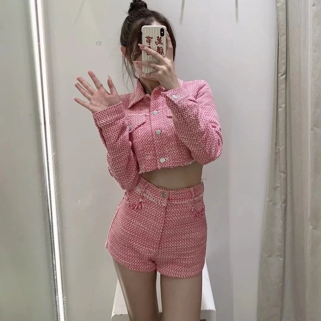 JUNWU Autumn Women's Pink Lapel Pocket Single-breasted Long Sleeve Short Jacket Jacket Top High Waist Shorts Set Sweet Girly
JUNWU Autumn Women's Pink Lapel Pocket Single-breasted Long Sleeve Short Jacket Jacket Top High Waist Shorts Set Sweet Girly
