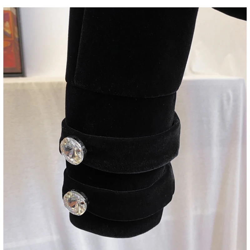 STREET New HIGH Fashion 2021 Designer Stylish Jacket Women's Diamonds Buttons Velvet Jacket 
STREET New HIGH Fashion 2021 Designer Stylish Jacket Women's Diamonds Buttons Velvet Jacket
