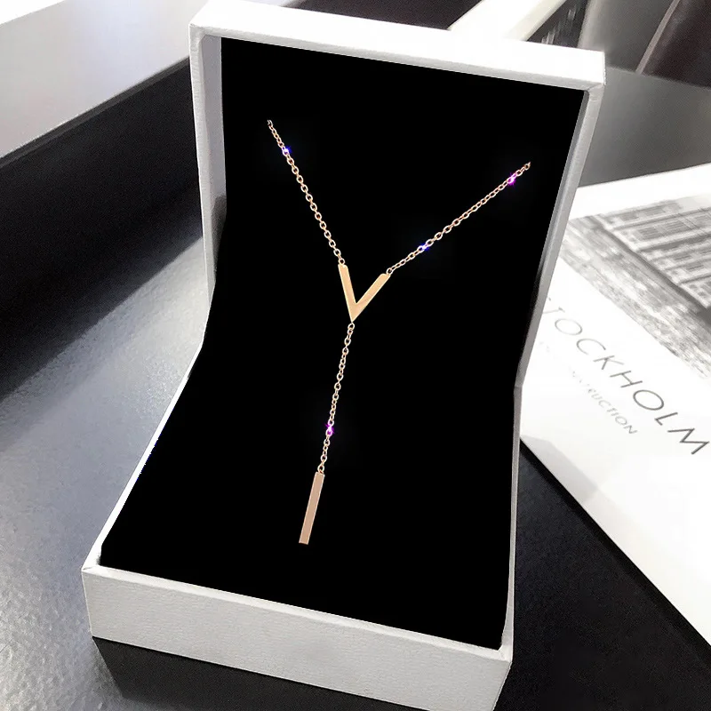 New simple fashion V letter small crowd design necklace female net red temperament cold wind titanium steel clavicle chain
New simple fashion V letter small crowd design necklace female net red temperament cold wind titanium steel clavicle chain