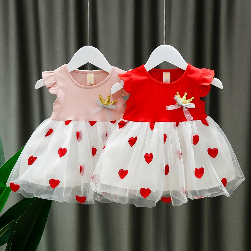 Детское платье в горошек, с шапкой и цветочным принтом 
Детское платье в горошек, с шапкой и цветочным принтом