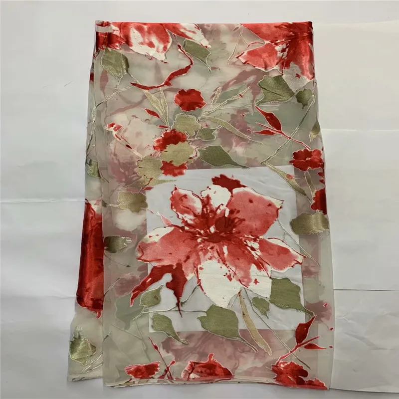 High quality silk fabric for lady dress print silk fabric African metallic silk fabric 114cm/8mm 5+2 yards LXE032601
High quality silk fabric for lady dress print silk fabric African metallic silk fabric 114cm/8mm 5+2 yards LXE032601
