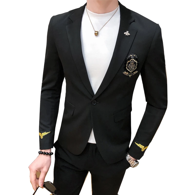 Casual 2021 Spring Blazer Suit Jacket New Embroidery Black Social British Blazers Men Suits Wedding Coat Club DJ Stage Clothers
Casual 2021 Spring Blazer Suit Jacket New Embroidery Black Social British Blazers Men Suits Wedding Coat Club DJ Stage Clothers