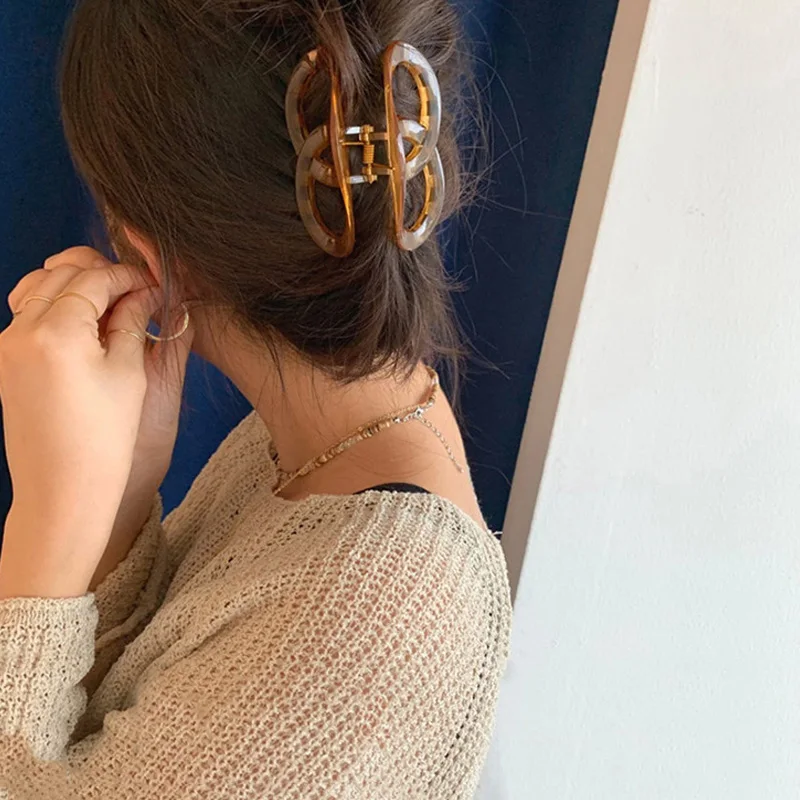 Korean Ins Style Matte Gripping Claw Clip For Women Fashion Brown Color Back Headwear Twist Girl Hairpin Hair Accessories
Korean Ins Style Matte Gripping Claw Clip For Women Fashion Brown Color Back Headwear Twist Girl Hairpin Hair Accessories