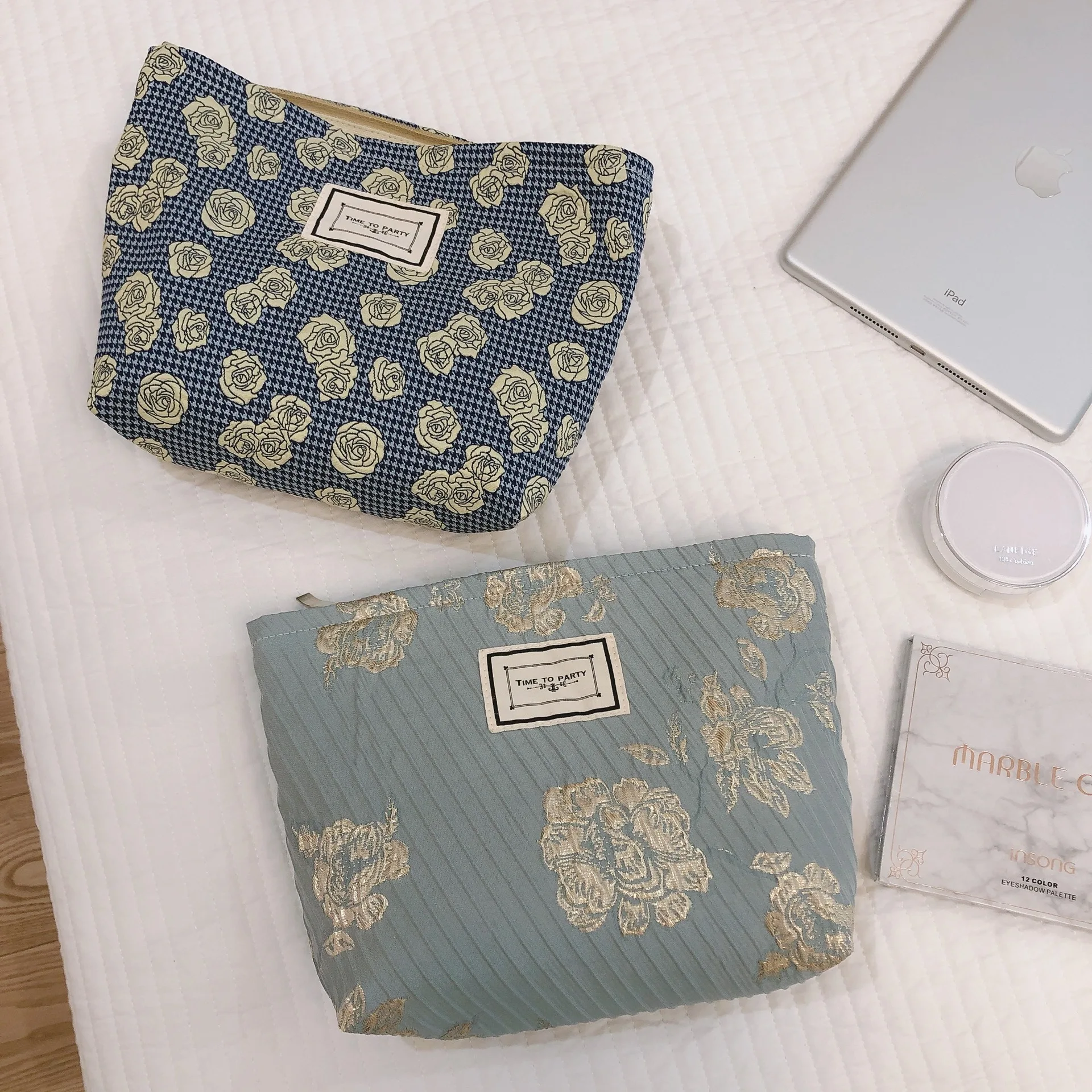 Big Capacity Female Vintage Floral Cosmetic Pouch Bag Women Travel Retro Chic Cloth Roomy Makeup Kits Zipper Organizer Case Bag
Big Capacity Female Vintage Floral Cosmetic Pouch Bag Women Travel Retro Chic Cloth Roomy Makeup Kits Zipper Organizer Case Bag