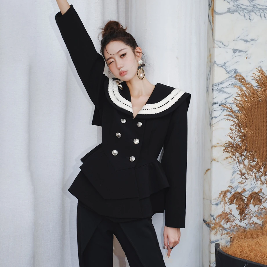 2021NEW early autumn women's niche fashion double-breasted jacket, navy collar ruffled black and white stitching ribbon top
2021NEW early autumn women's niche fashion double-breasted jacket, navy collar ruffled black and white stitching ribbon top