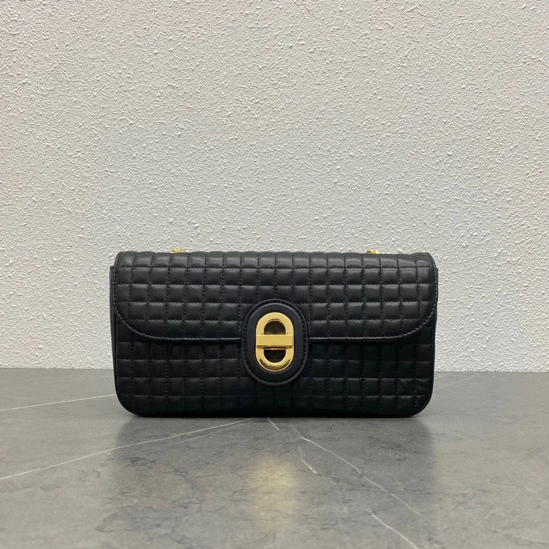 2021 New Black Top Leather Design Women's Messenger Bag, Lingge Appearance, Hardware Shoulder Strap, Western Aristocratic Style
2021 New Black Top Leather Design Women's Messenger Bag, Lingge Appearance, Hardware Shoulder Strap, Western Aristocratic Style