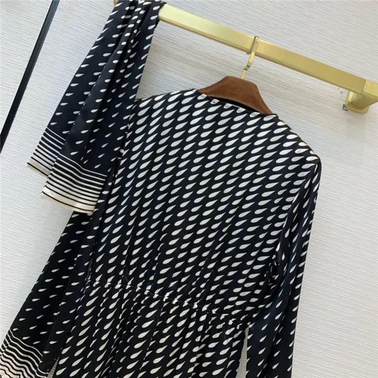 Eureeky Luxury Brand Silk Dress 2021 Early Spring Women Vintage Elegant V-neck Lace-up Mid-length Raindrops Printed Street Dress
Eureeky Luxury Brand Silk Dress 2021 Early Spring Women Vintage Elegant V-neck Lace-up Mid-length Raindrops Printed Street Dress