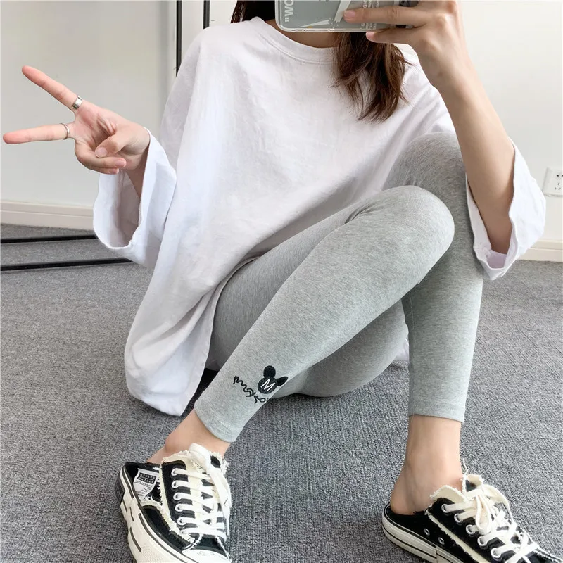 Women's Mickey cartoon letter embroidered leggings Women's stretch cotton feet pants Slim nine-point leggings
Women's Mickey cartoon letter embroidered leggings Women's stretch cotton feet pants Slim nine-point leggings