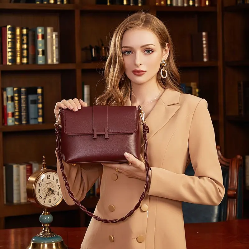 Fashion Trend Luxury Designer Handbag Women'S Leather Casual vintage Shoulder Bag For Women Korean Black white Crossbody Bags
Fashion Trend Luxury Designer Handbag Women'S Leather Casual vintage Shoulder Bag For Women Korean Black white Crossbody Bags