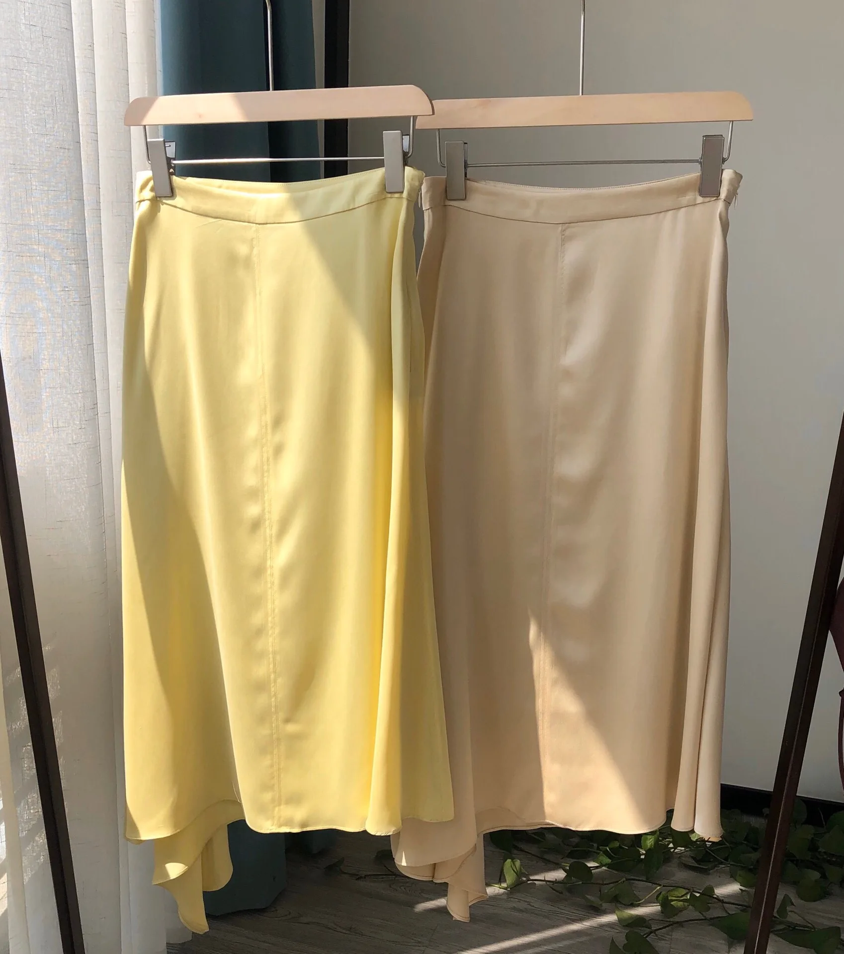 100% Silk 2021 Summer New Fashion Irregular Hem Solid Color Loose All-match Elegant A-line Skirt
100% Silk 2021 Summer New Fashion Irregular Hem Solid Color Loose All-match Elegant A-line Skirt