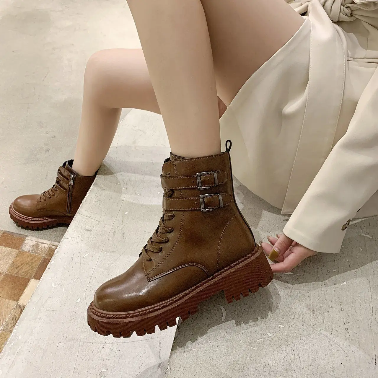 Модные женские ботинки, кожаные мотоциклетные ботинки из искусственной кожи, женские зимние ботинки, женская обувь, ботинки до середины икр...
Модные женские ботинки, кожаные мотоциклетные ботинки из искусственной кожи, женские зимние ботинки, женская обувь, ботинки до середины икр...