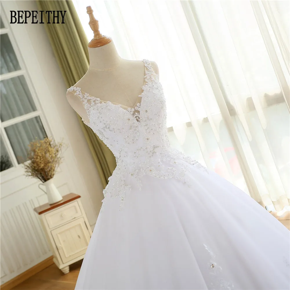 Женское свадебное платье It's yiiya белое кружевное со шлейфом и V-образным вырезом