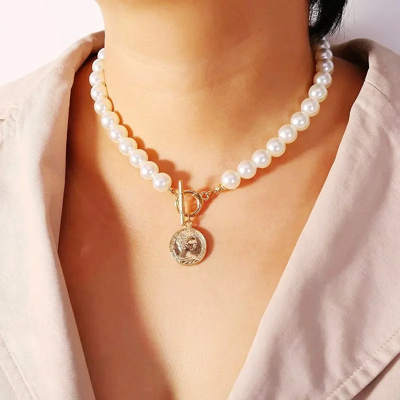 2022 Fashion Pearl Choker Vintage Trendy Summer Simulated Pearl Short Portrait Pendant Necklace For Women Elegant Wedding Gift
2022 Fashion Pearl Choker Vintage Trendy Summer Simulated Pearl Short Portrait Pendant Necklace For Women Elegant Wedding Gift