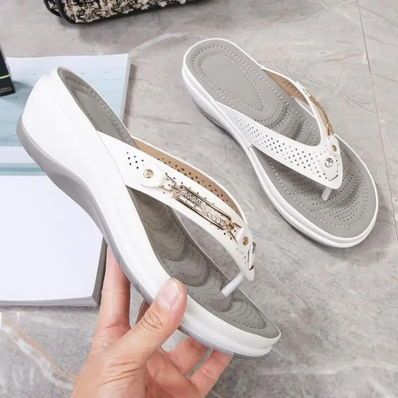 Women's Slippers Summer Outdoor Ladies Shoes New Fashion Chain Solid Wedges Flip Flops Women Plus Size Soft Cozy Female Slides
Women's Slippers Summer Outdoor Ladies Shoes New Fashion Chain Solid Wedges Flip Flops Women Plus Size Soft Cozy Female Slides