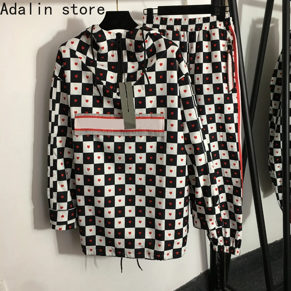 2021 High quality women's suit contrast check love letter printed long sleeve Pullover + high waist zipper elastic casual pants
2021 High quality women's suit contrast check love letter printed long sleeve Pullover + high waist zipper elastic casual pants