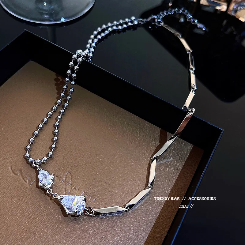 New fashion personality geometric double zircon super flash titanium steel necklace female temperament retro clavicle chain
New fashion personality geometric double zircon super flash titanium steel necklace female temperament retro clavicle chain