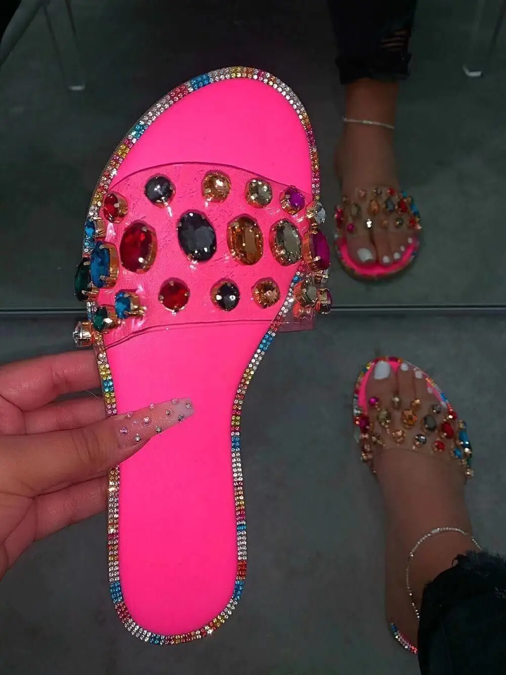 2020 spring and summer explosion gemstone rhinestones flashing sandals comfortable wild diamond slippers
2020 spring and summer explosion gemstone rhinestones flashing sandals comfortable wild diamond slippers