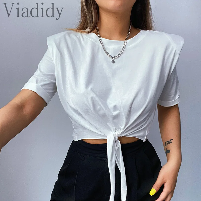 Женская летняя белая хлопковая короткая футболка с круглым вырезом и наплечниками 
Женская летняя белая хлопковая короткая футболка с круглым вырезом и наплечниками