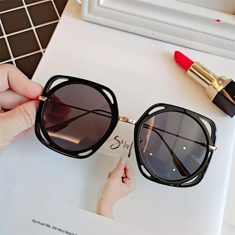 2020 European and American new polygon square Sunglasses Women's large frame showing thin hollow out sunglasses Fashion Street
2020 European and American new polygon square Sunglasses Women's large frame showing thin hollow out sunglasses Fashion Street